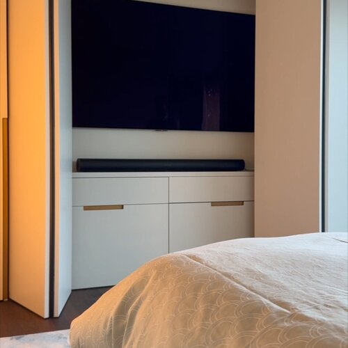 Dieses Schlafzimmer durften wir neu gestalten – mit viel Feingefühl für Materialien, Farben und Proportionen.Ergänzend... Dieses Schlafzimmer durften wir neu gestalten – mit viel Feingefühl für Materialien, Farben und Proportionen.Ergänzend...