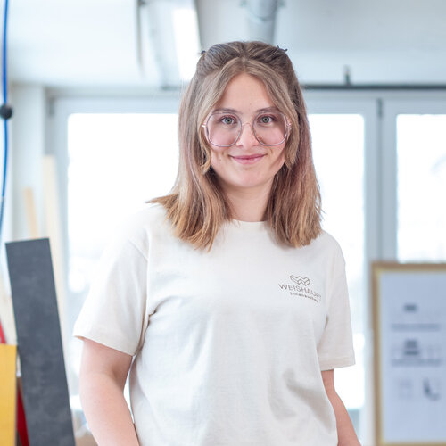 Lea Koller startet ihre Zweitausbildung zur Schreinerin EFZ. Nach ihrer Ausbildung als Optikerin folgt sie nun ihrer... Lea Koller startet ihre Zweitausbildung zur Schreinerin EFZ. Nach ihrer Ausbildung als Optikerin folgt sie nun ihrer...