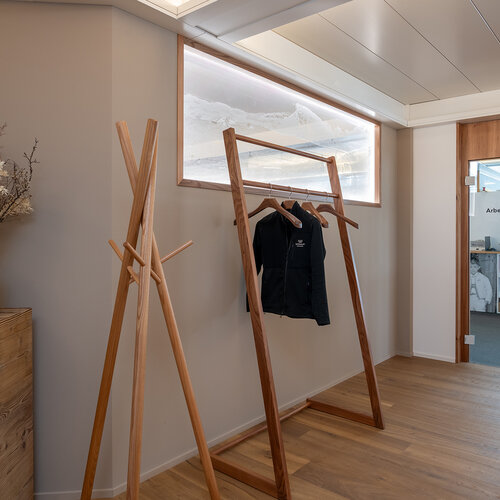 Unsere Holzgarderoben in zwei Varianten sind stilvolle Hingucker, praktisch und überall einsetzbar. Sie vereinen Design... Unsere Holzgarderoben in zwei Varianten sind stilvolle Hingucker, praktisch und überall einsetzbar. Sie vereinen Design...